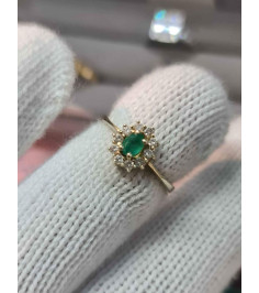 9ct Gold Diamond & Emerald Ring 9ct Gold Diamond & Emerald Ring